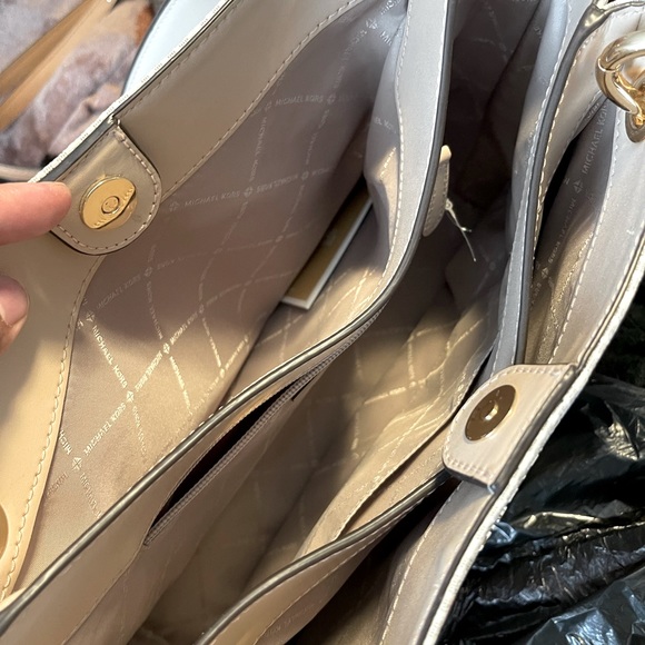New authentic Michael Kors hand bag - Picture 4 of 4